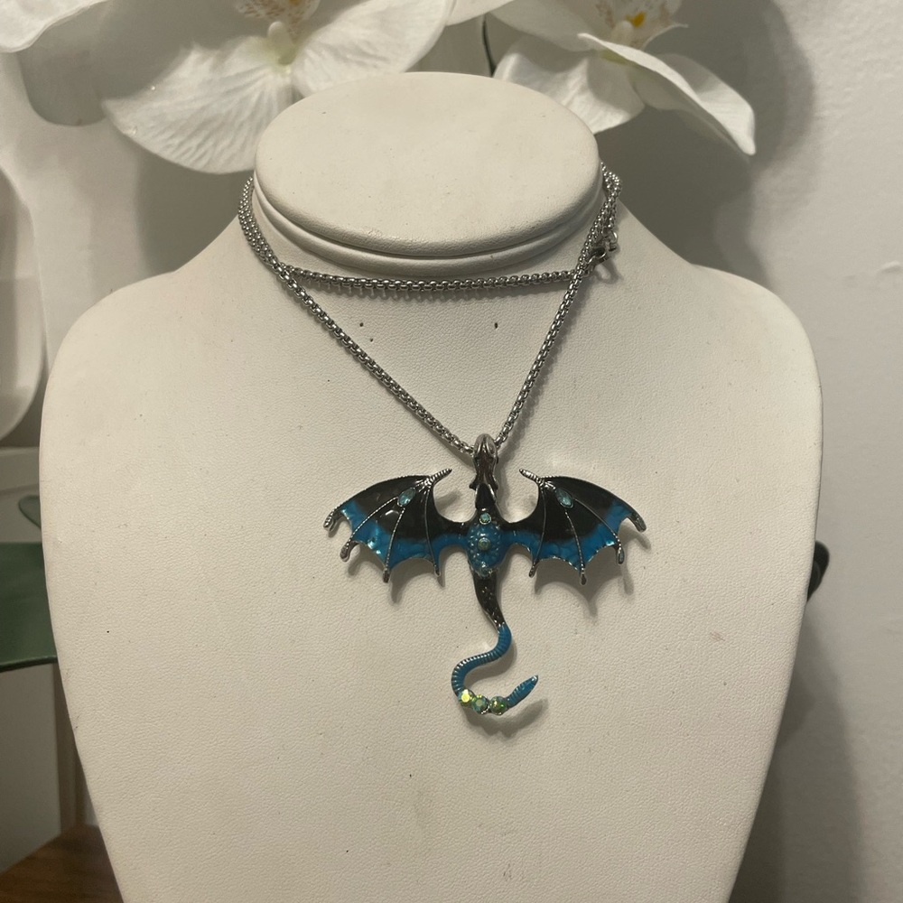MEDALLION NECKLACE